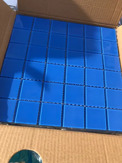 Fábrica de piscinas azules para hacer mosaicos
